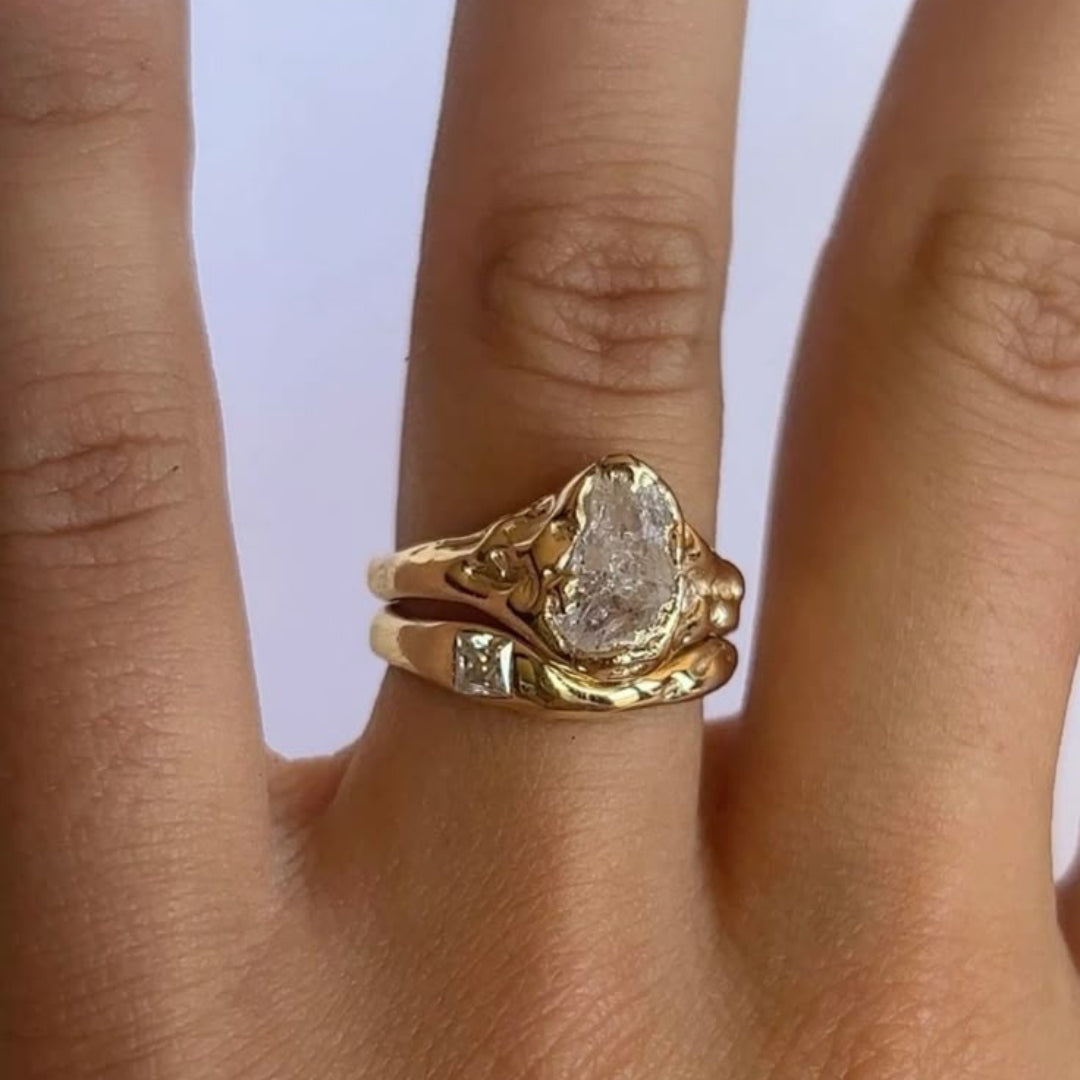 Smidd ring i ljust lager av guld